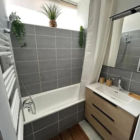 2 Climatisé Plein Centre Et Parking